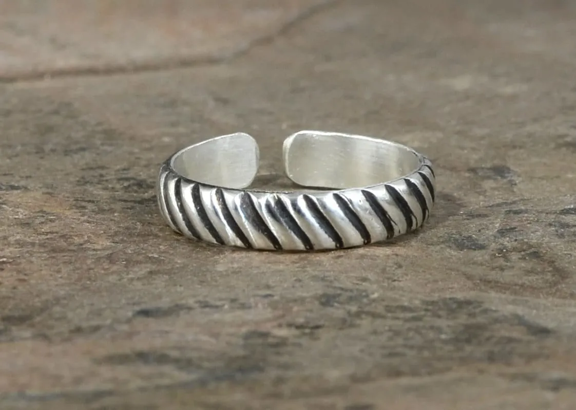 Grooved Sterling Silver Toe Ring with Dark Patina