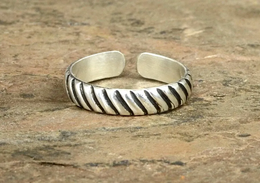 Grooved Sterling Silver Toe Ring with Dark Patina