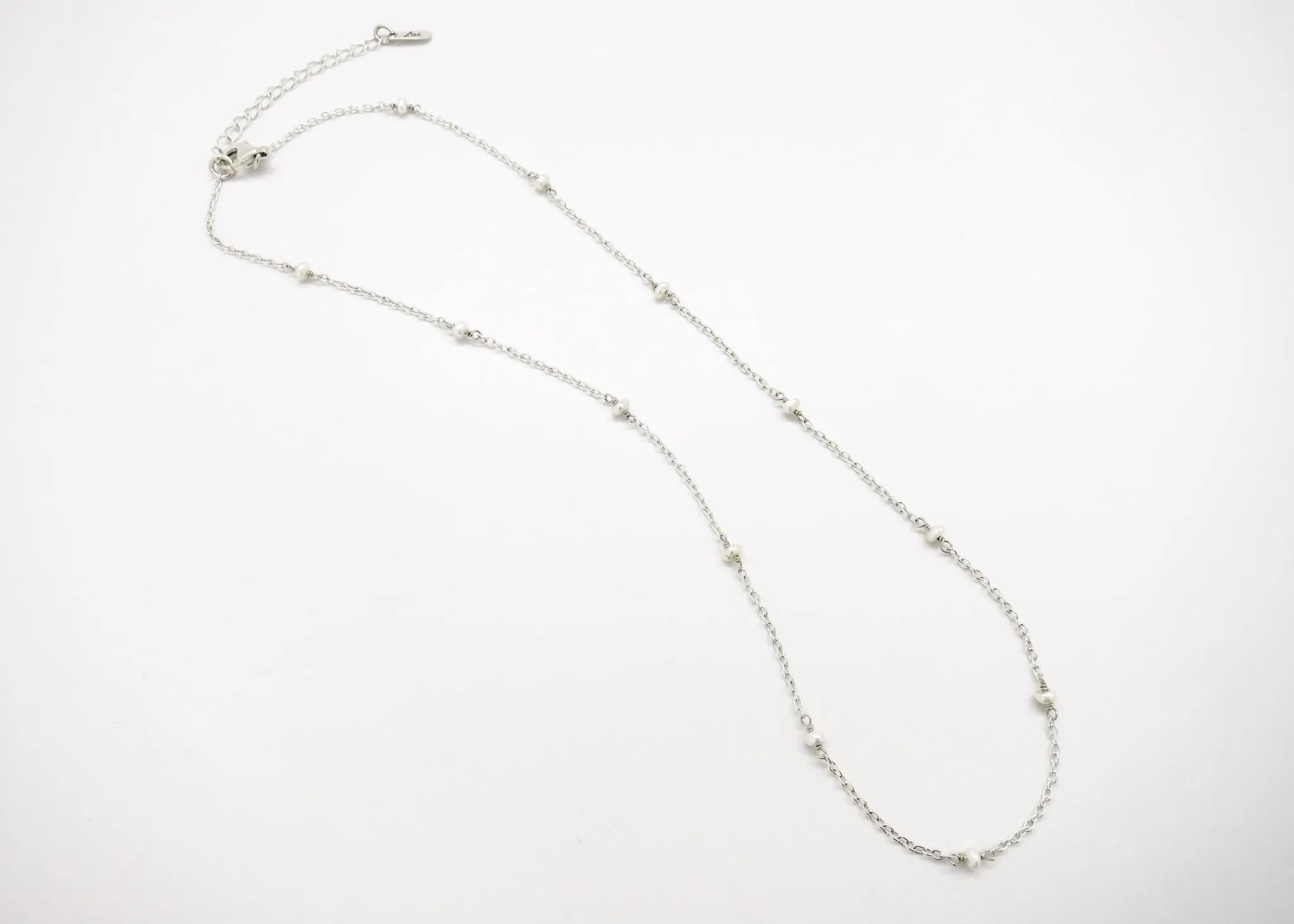 Super elegant, floating pearl chain