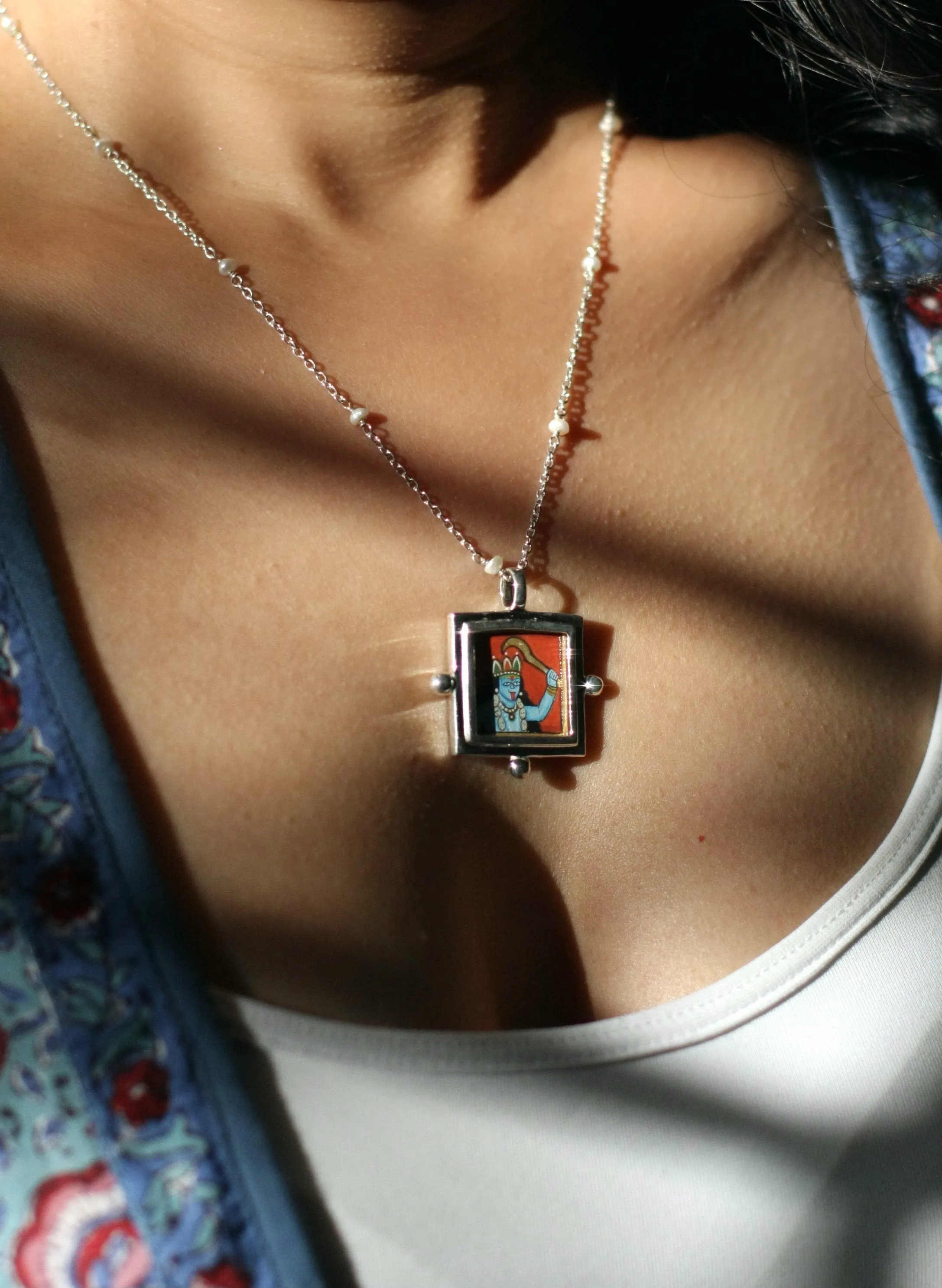 Super elegant, floating pearl chain