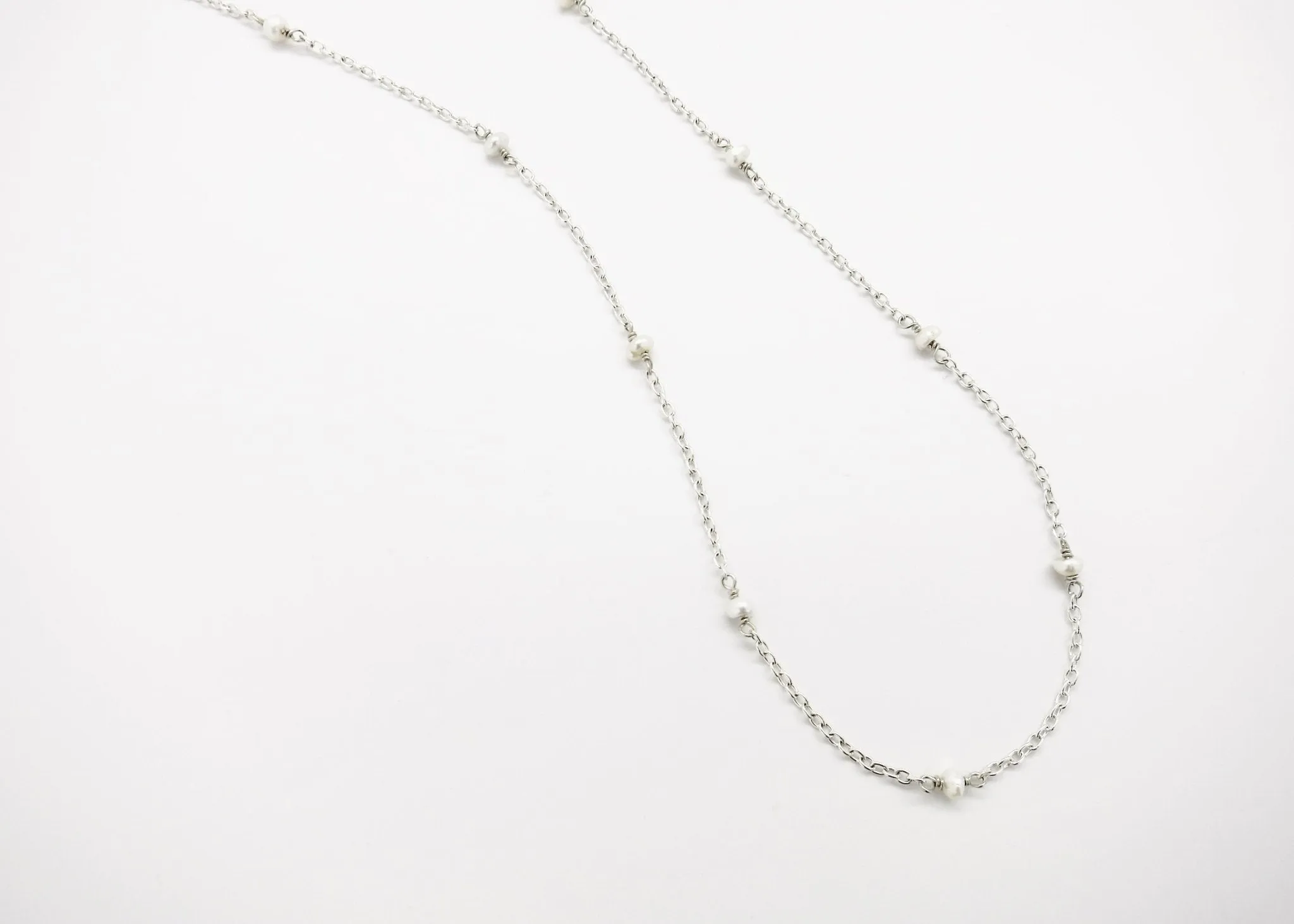 Super elegant, floating pearl chain