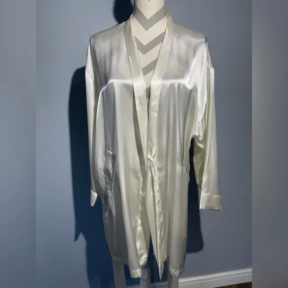Victoria’s Secret Elegant Cream Satin Robe